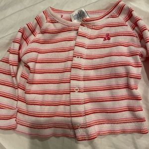 Cardigan w snaps size newborn and says 3-6 mn